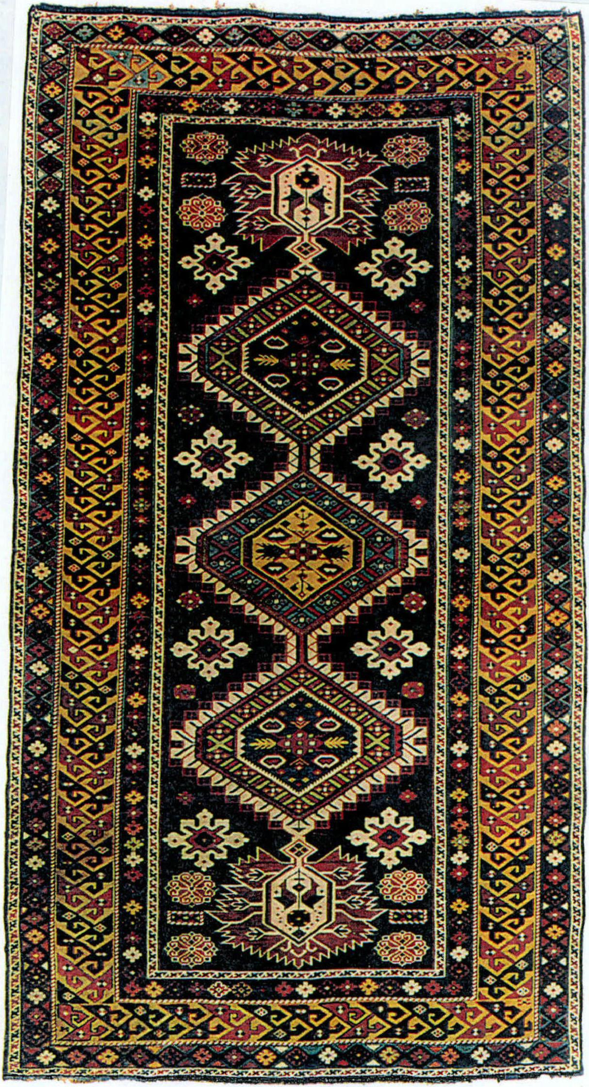 高加索东北地区的地毯，在中心的那些菱形图样用一窄条连在一起